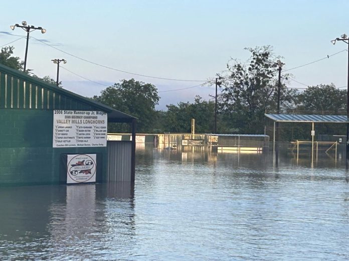 Inundación en instalaciones deportivas de Texas tras intensas lluvias