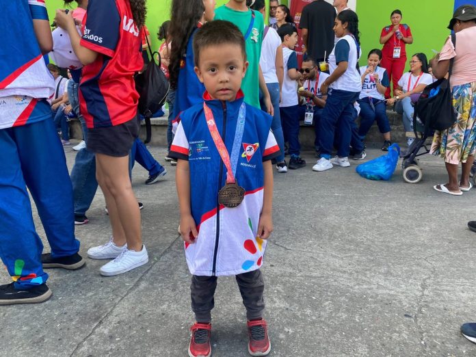 Gustavo, niño prodigio del ajedrez en el Valle