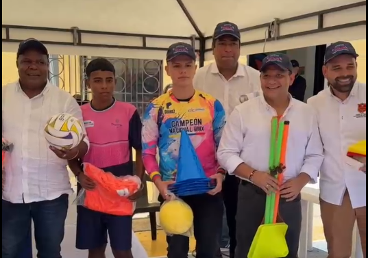 Estudiantes de Cartago reciben dotación deportiva en jornada escolar