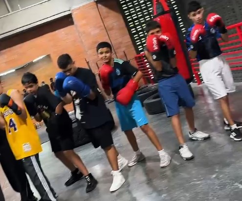 Alcalde sorprende a boxeadores con dotación deportiva