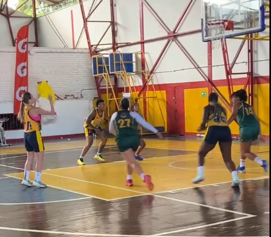 Jugadores compitiendo en el torneo de baloncesto en Cartago 2025