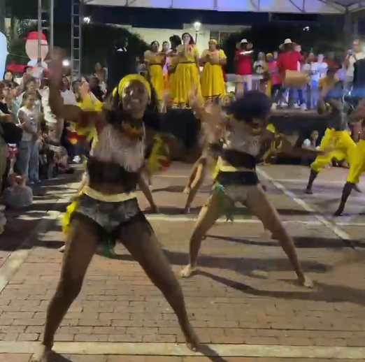 Bailarines en la Competencia de Danzas Folclóricas en la feria de Cartago