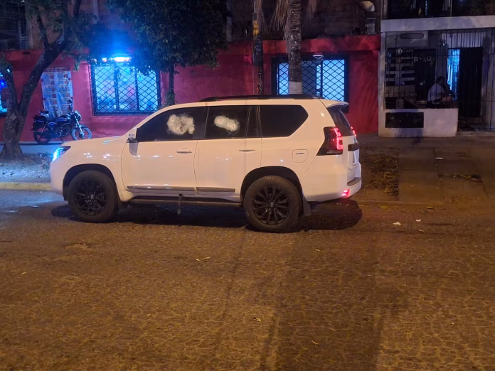 Camioneta atacada a disparos con fusil en vía pública