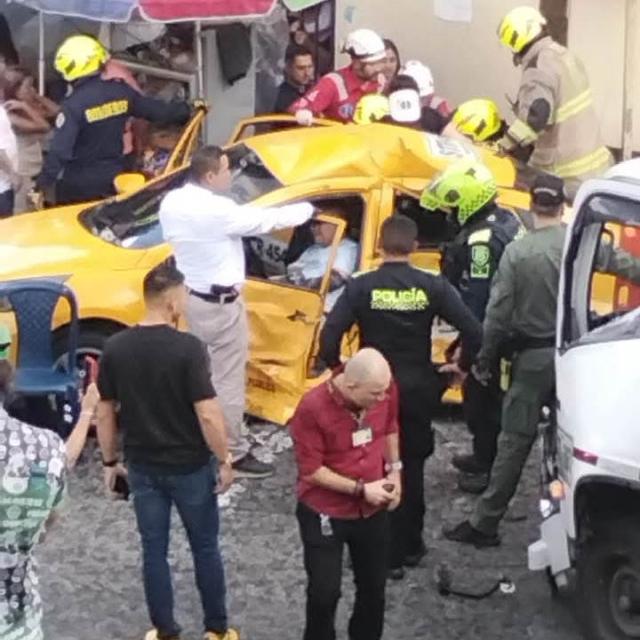 Impactante choque entre taxi y furgón deja tres heridos en Caldas