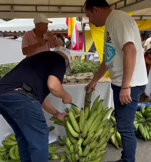 Mercado Popular con campesinos del norte del Valle ofreciendo productos frescos.