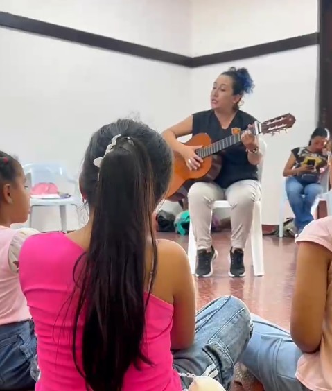 Niños reciben invitación al coro infantil en la Casa de la Cultura