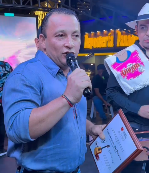 Reconocimientos en el Festival Nacional de la Trova en Cartago.