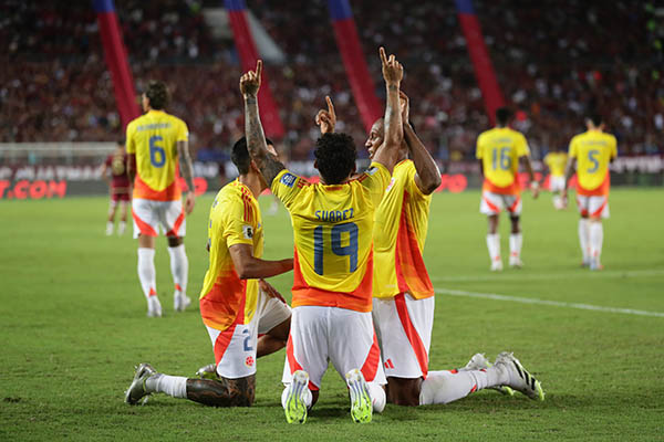 Colombia celebra su ascenso en el ranking FIFA tras vencer a Bolivia y Venezuela.