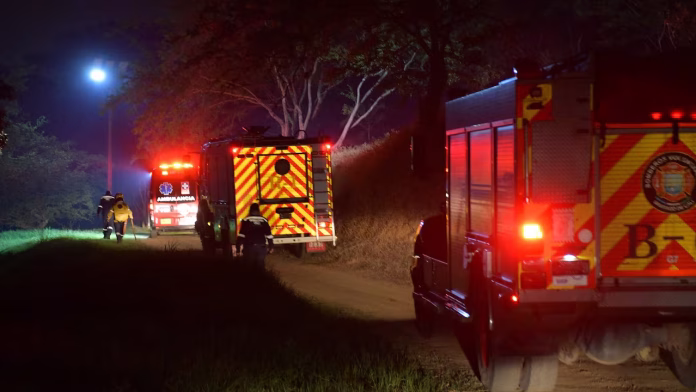 Hombre cae por pendiente en mirador y es rescatado por bomberos de Cali.
