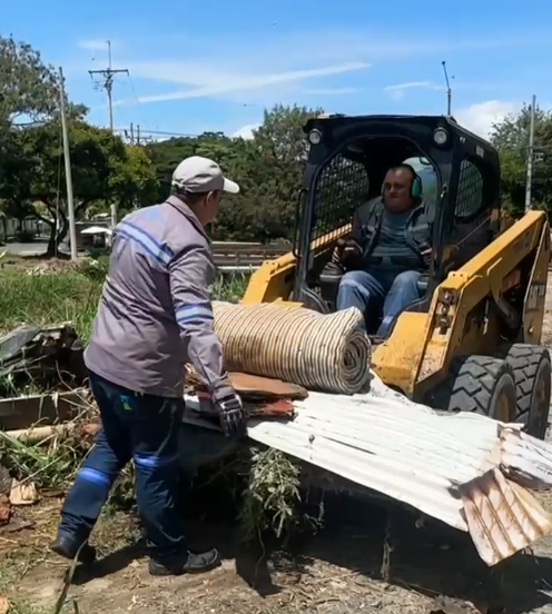 Basuras y escombros en la calle 15 de la ciudad.