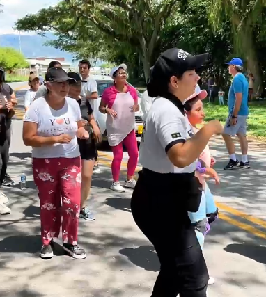 Ciudadanos disfrutan de la Ciclovía del Sol en Cartago con deporte y recreación.