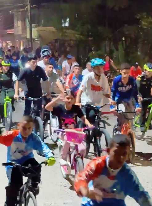 Participantes del Ciclopaseo Nocturno disfrutando en familia.