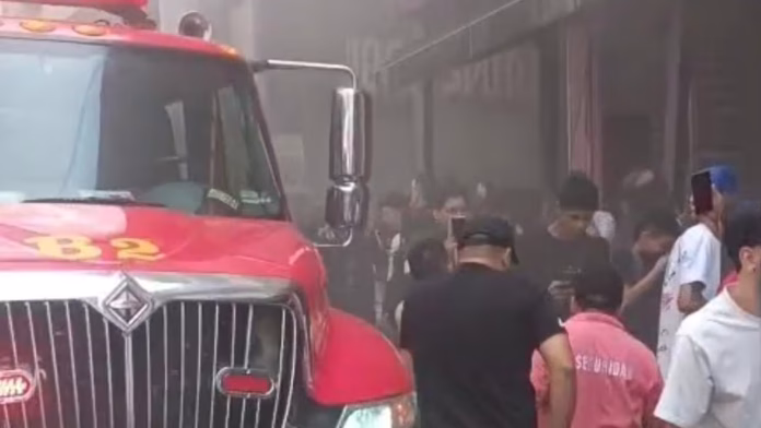 Incendio arrasa negocio en el centro de Cali.