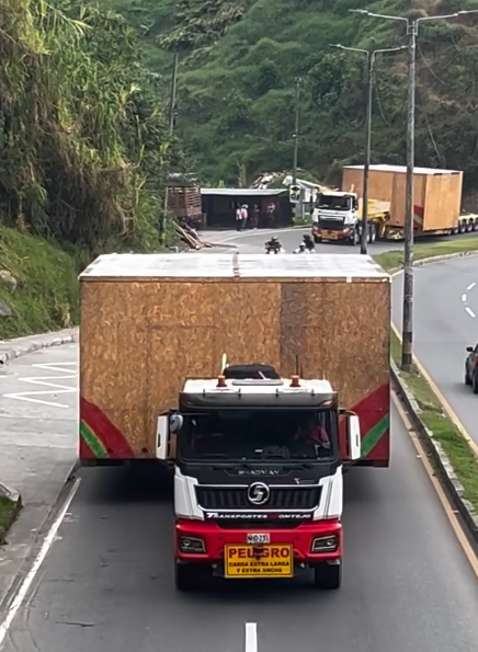 Tractocamiones transportan cinco cajas gigantes en carreteras de Colombia