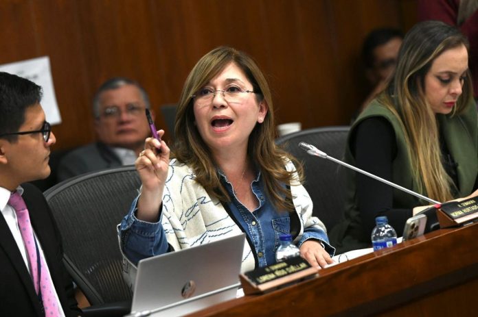 Senadoras presentan propuesta alternativa a la Reforma a la Salud en Colombia.