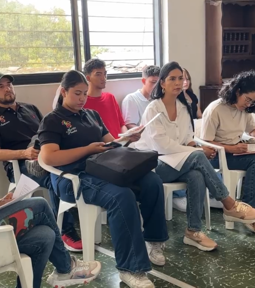 Caravana de la Democracia en Cartago reúne jóvenes para formación electoral.