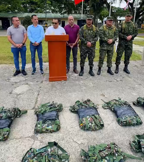Entrega de dotación al Batallón Vencedores en Cartago.