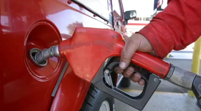 Alerta nacional por debate del IVA en la gasolina en Colombia.