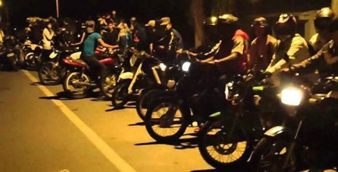 La peligrosa práctica en moto terminó en tragedia en Belén de Umbría.