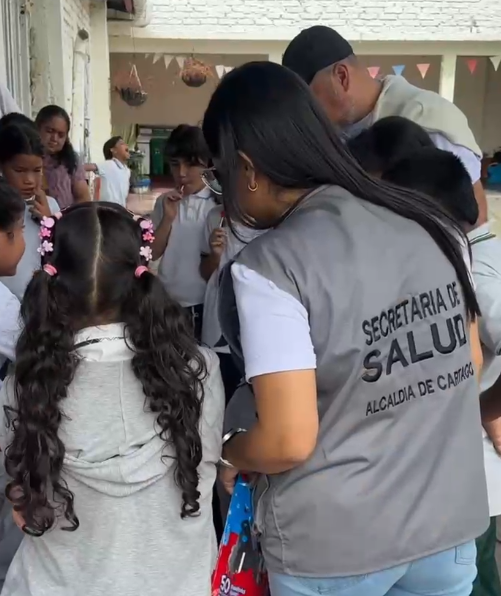 Estudiantes participan en jornada pedagógica sobre prevención del suicidio.