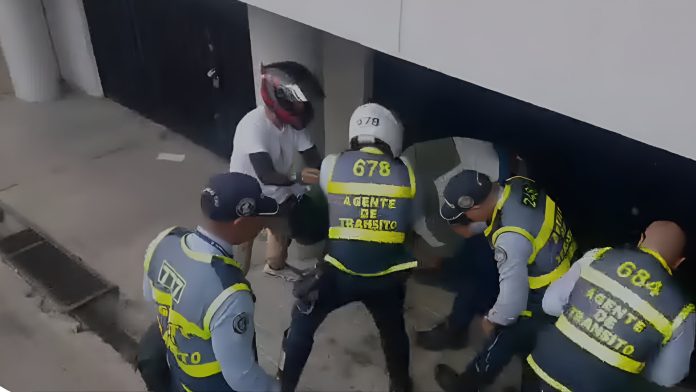 Pelea entre tránsito y motociclista en Cali.