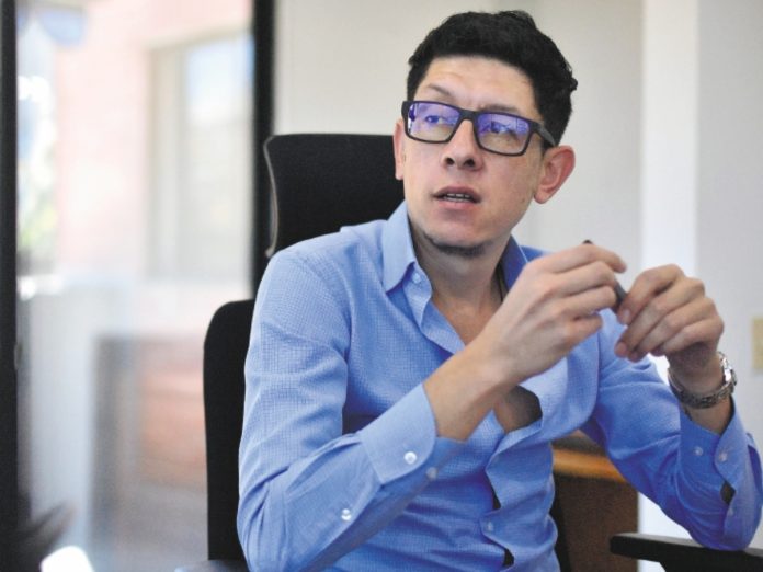 Arrestan al ministro de Educación tras fallo judicial en Medellín