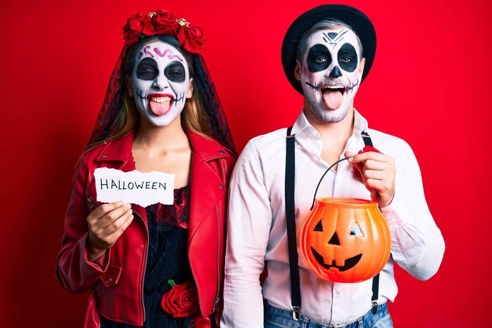 Personas en distintos países donde Halloween prohibido refleja choques culturales, religiosos y de seguridad.