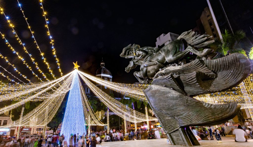 Vista del alumbrado navideño en Pereira, con calles y parques iluminados desde noviembre.