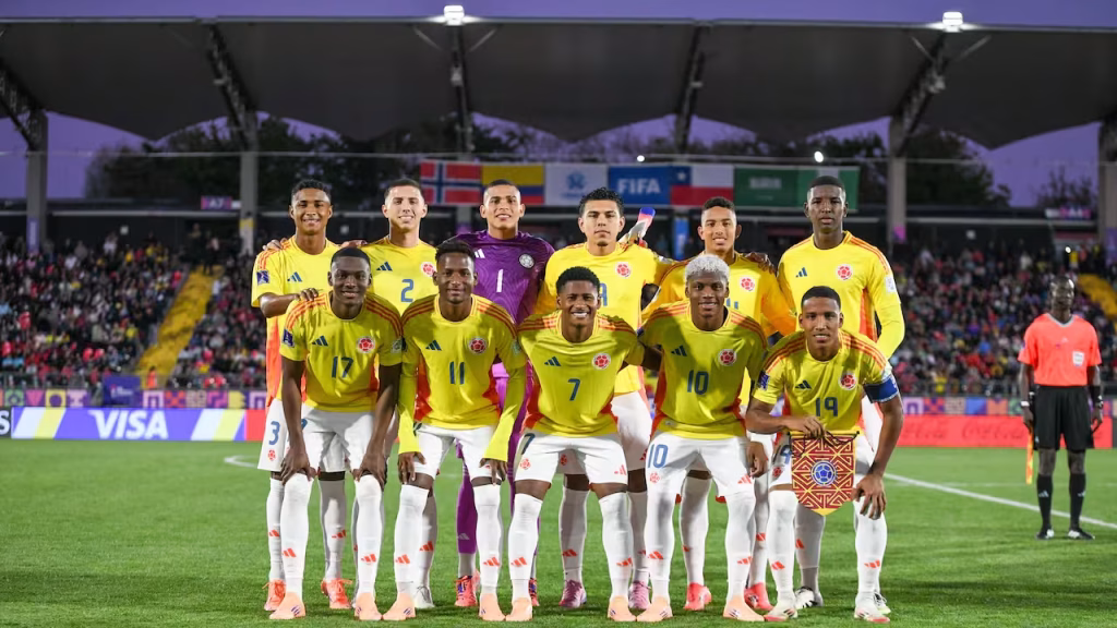 Selección Colombia Sub-20 celebra en el Estadio Nacional de Santiago tras vencer a Argentina en el Mundial