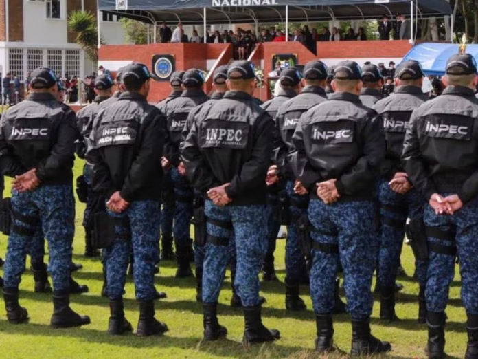 Agentes del Inpec en Pereira refuerzan la seguridad en los alrededores de la Cárcel La 40 y La Badea tras los recientes atentados.