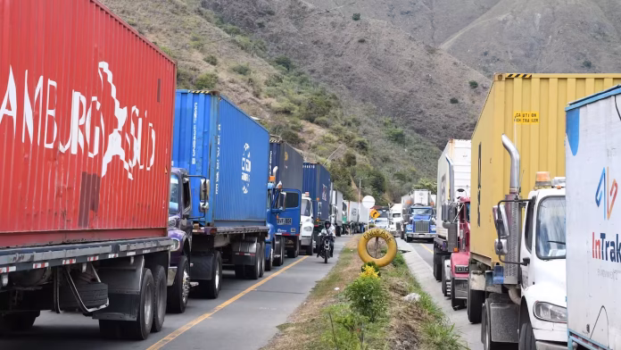 Crisis en Buenaventura con camiones detenidos en Loboguerrero por bloqueo que amenaza el suministro energético del puerto.