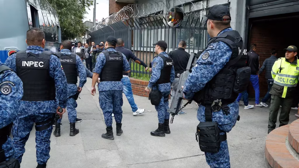 Agentes del Inpec en Pereira refuerzan la seguridad en los alrededores de las cárceles La 40 y La Badea tras recientes atentados contra funcionarios penitenciarios.