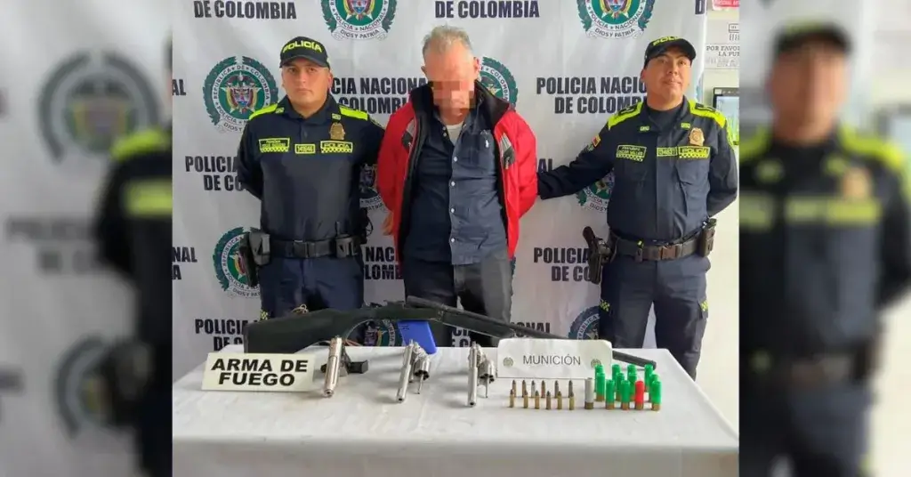 Policías inspeccionan una vivienda rural en Calarcá donde fue capturado un hombre y se incautaron varias armas de fuego.