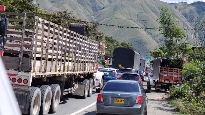 Bloqueo en la Vía Buenaventura por comunidades en La Delfina, Valle del Cauca.