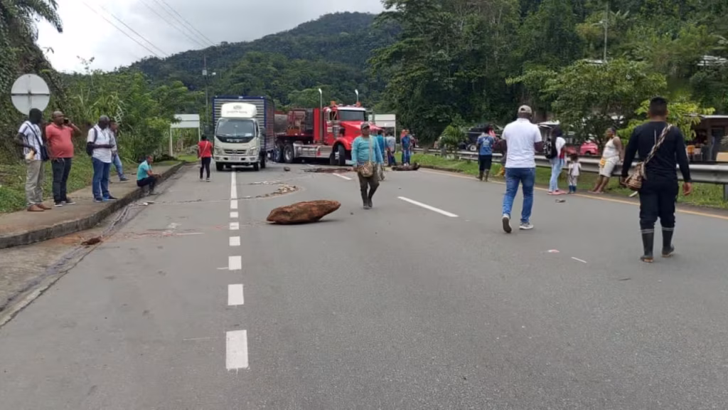 Crisis en Buenaventura por bloqueo en la vía que impide el paso de camiones y pone en riesgo el suministro energético del puerto.
