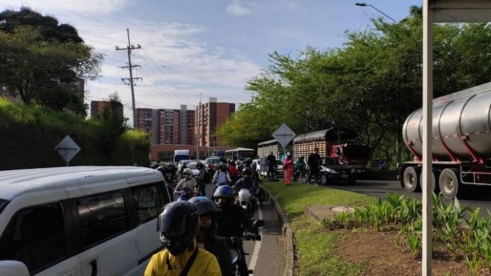 Bloqueos de vías en Pereira por hinchas del Deportivo afectan movilidad y transporte público