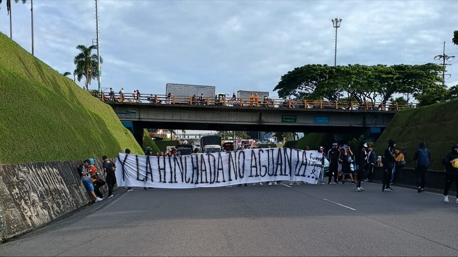 Hinchas del Deportivo Pereira bloquean vías principales y paralizan la movilidad en la ciudad.