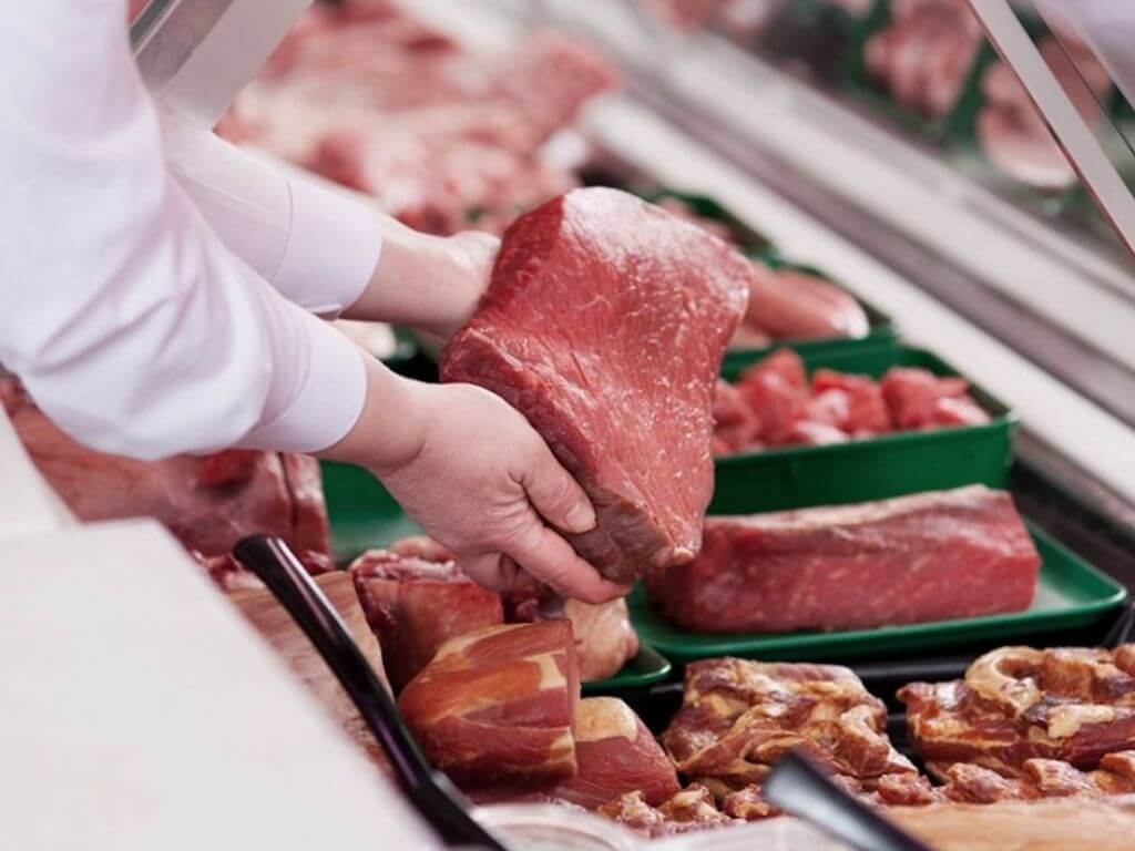 Funcionarios de salud inspeccionan carne en mal estado incautada durante operativo sanitario en Risaralda.