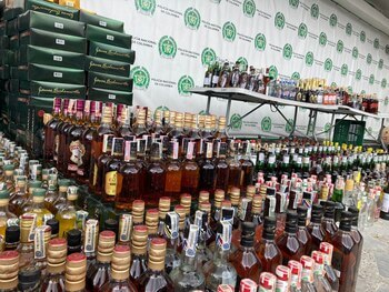 Autoridades destruyen más de dos mil botellas de licor adulterado incautadas en Risaralda durante operativo de control.