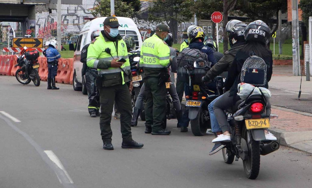 Motociclistas circulan por una vía de Colombia mientras el Gobierno prepara la implementación de la nueva norma de frenado.