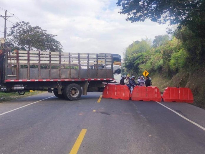Transportadores anuncian bloqueos vía al Chocó por falta de garantías para ejercer su labor