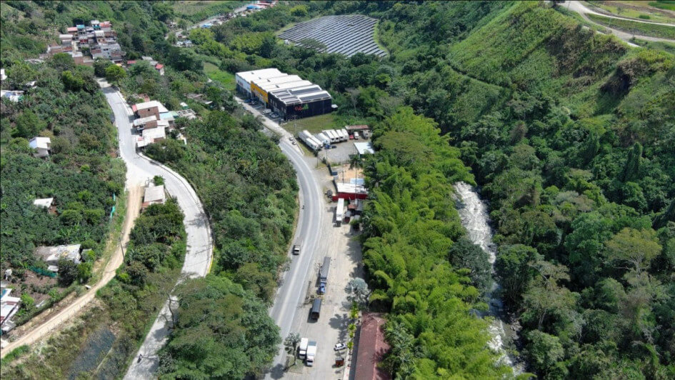 necesito un texto alternativo tomando como referencai este texto: Autoridades supervisan el inicio de la doble calzada La Romelia - El Pollo en Risaralda.
