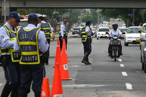 Autoridades retienen a un agente de tránsito por presunto acto irregular en la vía.