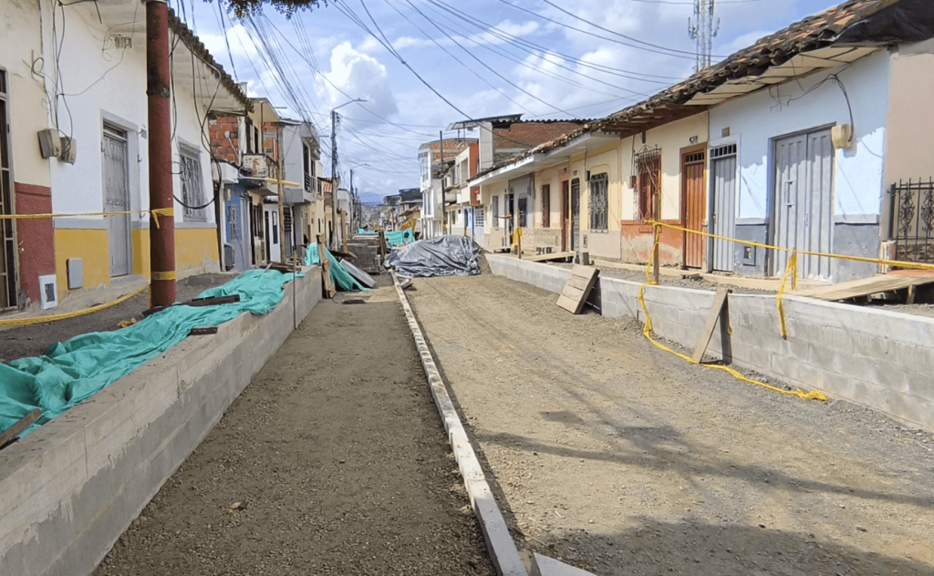 Obras que transforman en el bulevar de la calle 5 entre carreras 4 y 3 de Cartago, con avances en andenes, cicloruta y espacio público.