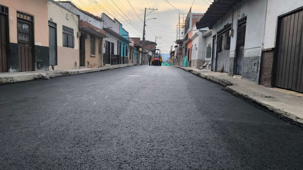 Nuevo pavimento en la carrera 6 de Cartago, parte de las Obras que transforman para mejorar la movilidad y la seguridad vial.