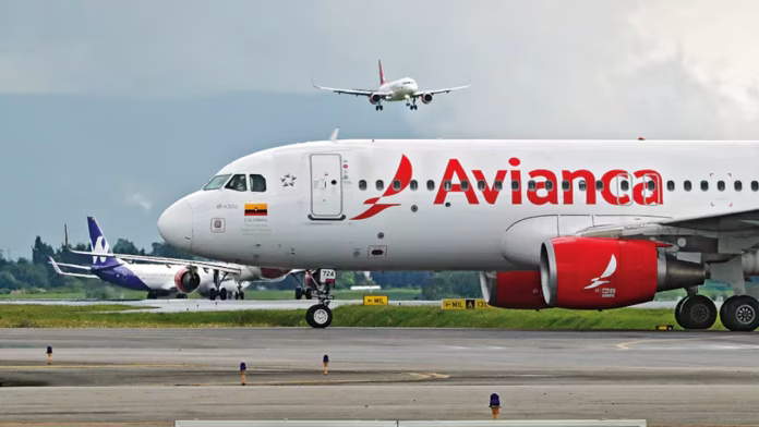 Pánico en vuelo de Avianca tras impacto con ave durante una ruta nacional; la tripulación ejecutó un aterrizaje preventivo en Palmira siguiendo protocolos de seguridad.