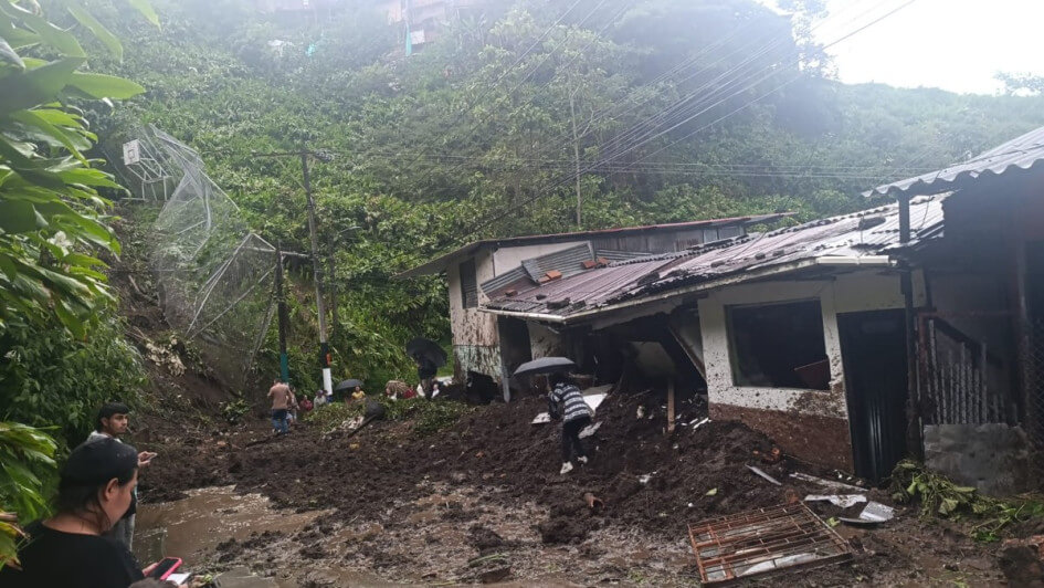 Aguacero provoca un derrumbe que es inspeccionado por organismos de socorro en Manizales.