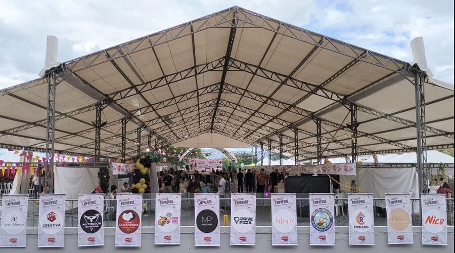 Panorámica de la feria emprende en la terraza del Centro Comercial Nuestro Cartago con participación de emprendedores y visitantes.