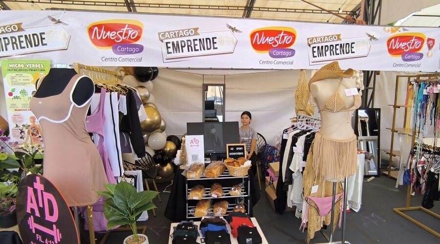 Stand de un emprendedor local exhibiendo productos durante la feria emprende en el Centro Comercial Nuestro Cartago.