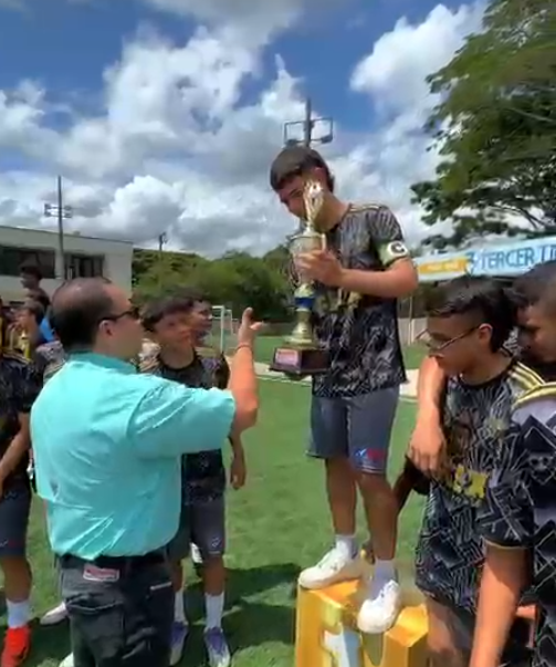 Estudiantes celebran la premiación de los Juegos Intercolegiados 2025 en Cartago
